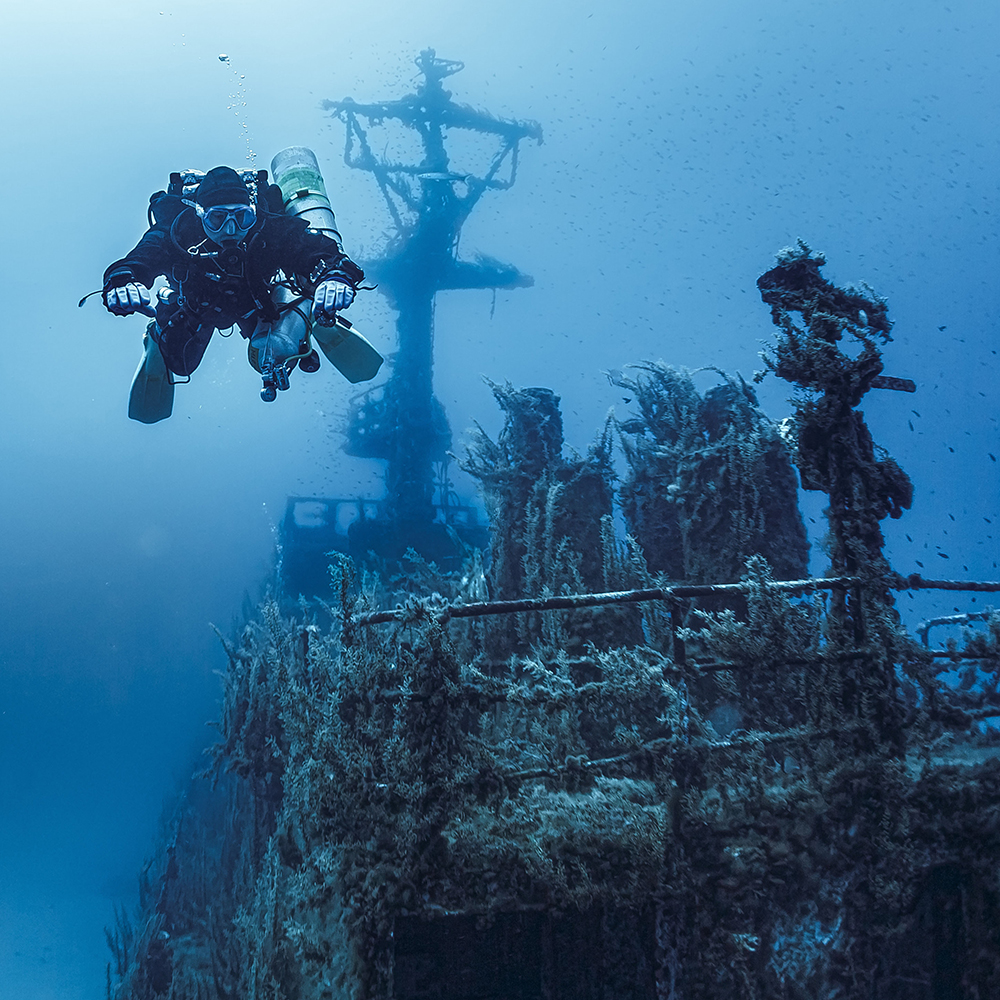 Diver at the Shipwreck p29 nurkowanie